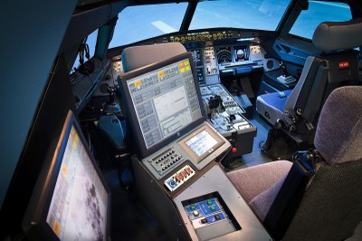 Cabina 2 Sim A320 con posición Instructor Indra.jpg