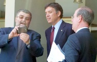 El Director de L'EETAC, Jordi Berenguer fent una mostra del software layar de l'Escola a l'Hble. Sr. Lluís Recoder, conseller de Territori i Sostenibilitat i al Sr. Antoni Giró, rector magnífic de la UPC