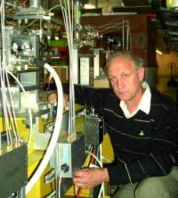 El professor Yuri Koubychine a les instal·lacions del CERN a Ginebra, on fa recerca per al projecte CLIC Test Facility 3