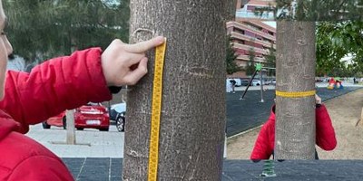 El professor de l'EETAC Jordi Mazón promou el projecte de Ciència Ciutadana Co-Carbon Tree Measeurement al municipi de Viladecans.